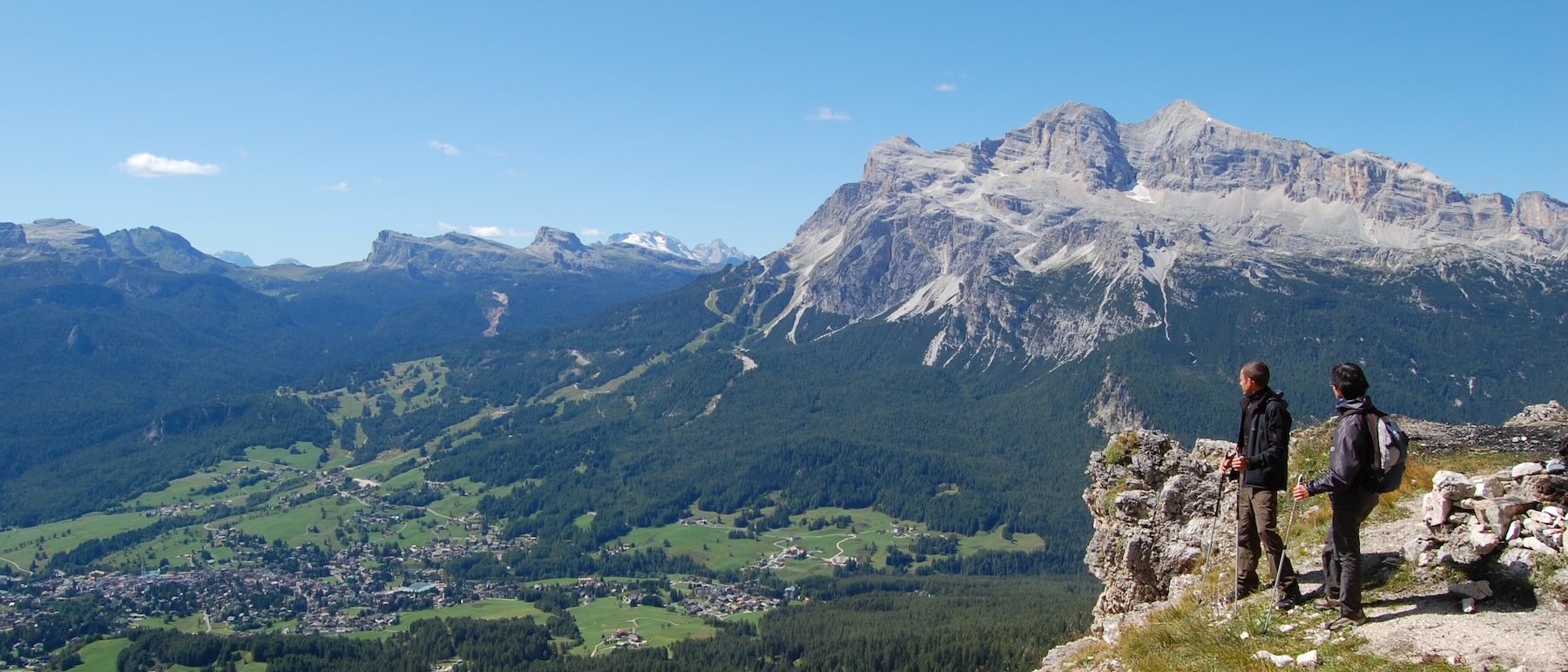 FP Events | © Paola Dandrea, marcheurs au sommet avec vue sur Cortina