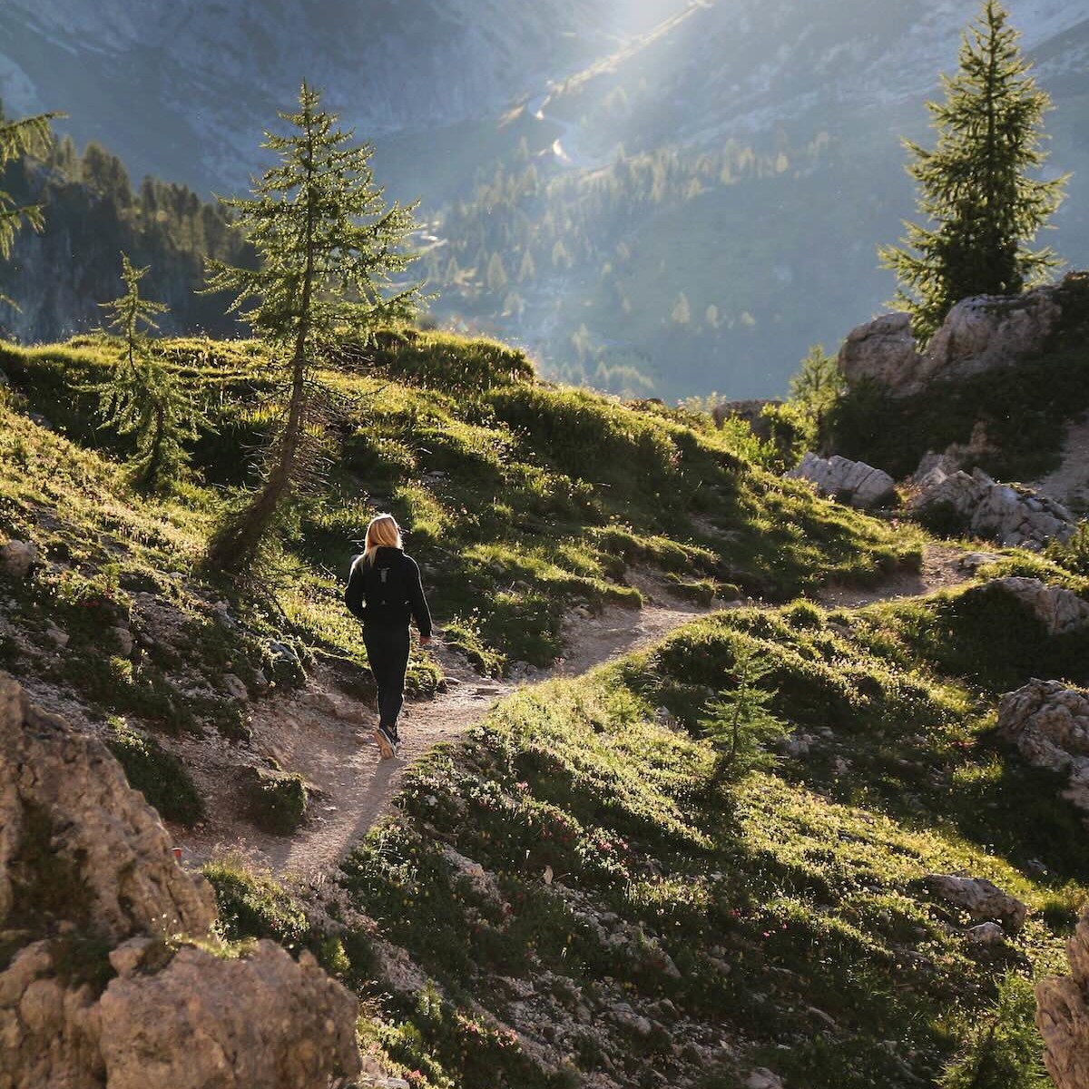 FP Events | © www.digitalaida, randonnée Dolomites femme marchant seule dans les montagnes