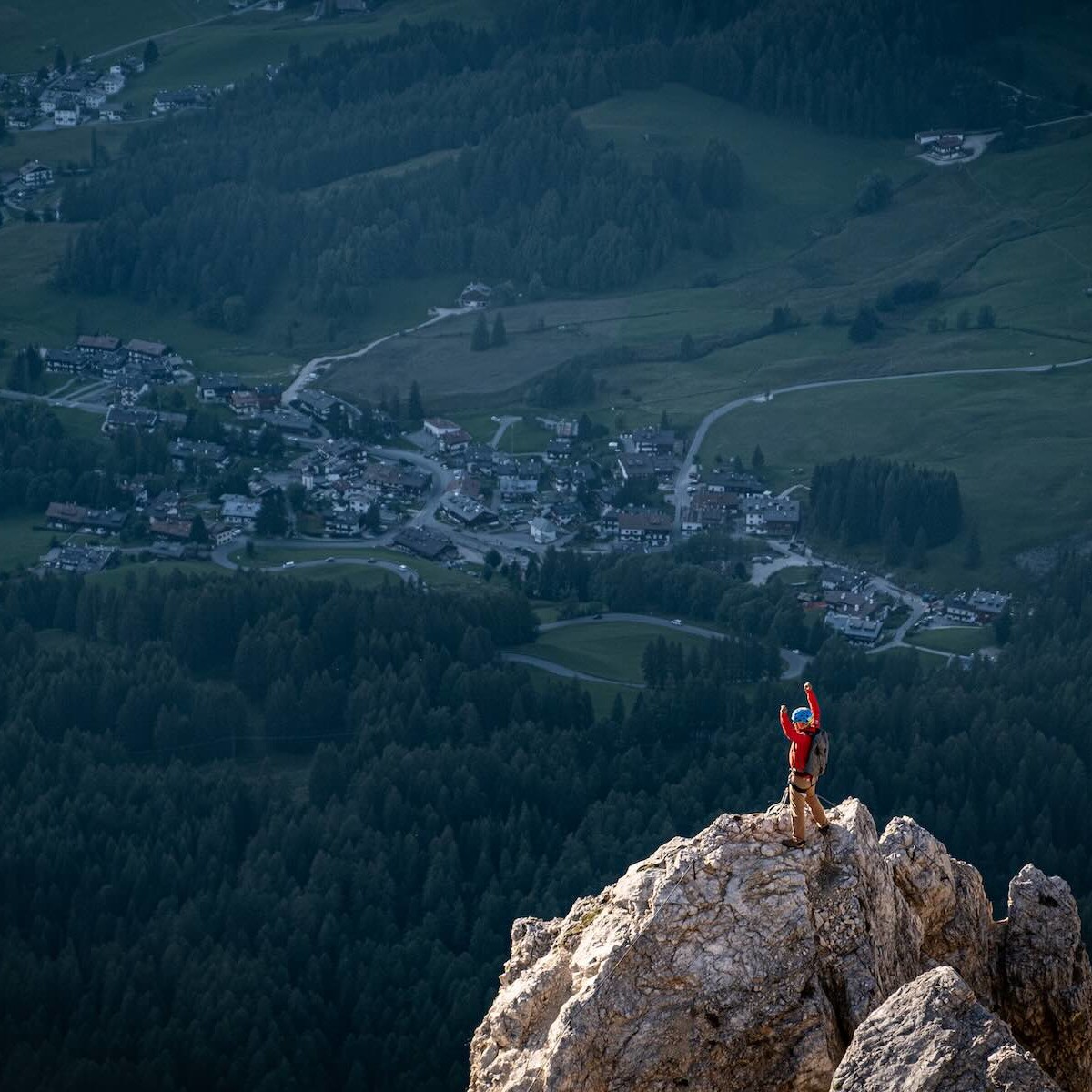 FP Events | ©Franz Perini, homme au sommet d'une montagne dans les Dolomites