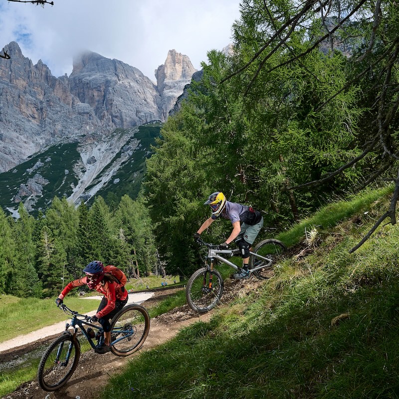 FP Events | © Cortina Tourism Oiffice, 2 cyclistes dans la forêt