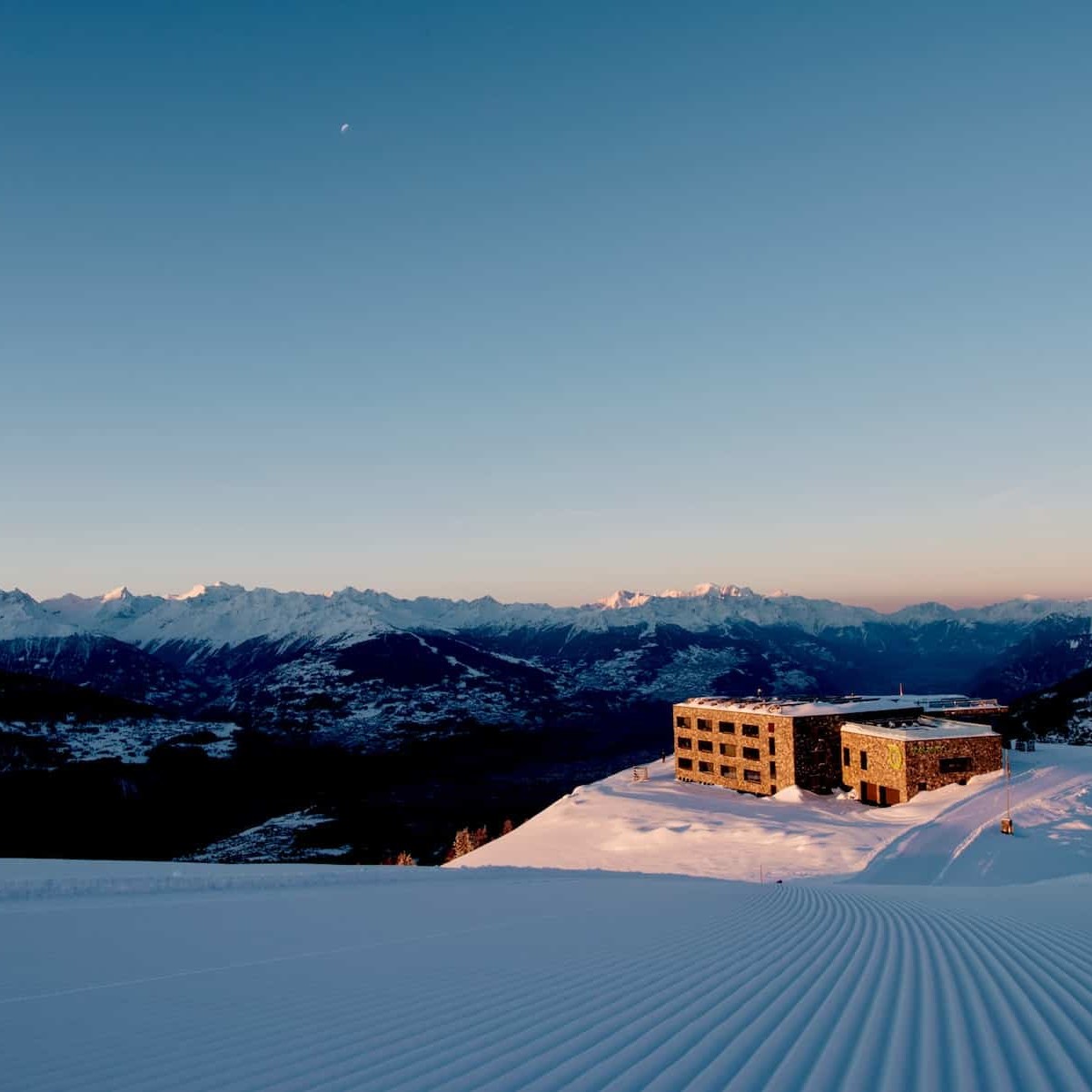 FP Events | Switzerland Tourism/Silvano Zeiter, Ski-in Ski-in Ski-out Hotel Chetzeron: Coucher de soleil.